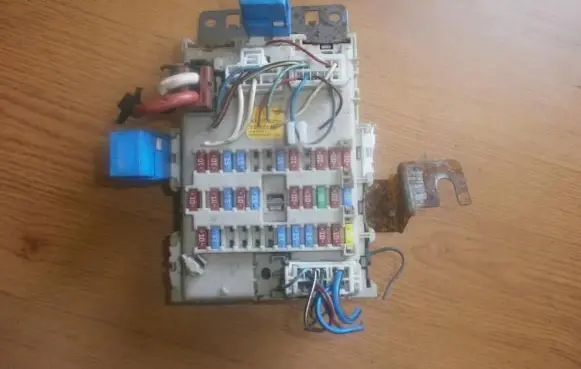 Nissan Almera Tino Fuse box set 24350bu210 1106031