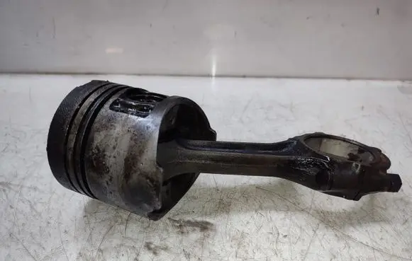 Mitsubishi L200 Piston with connecting rod