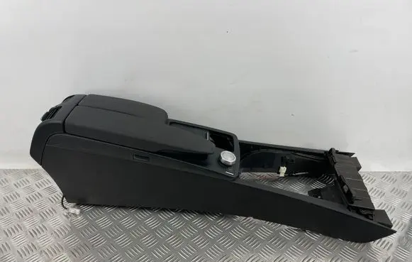 Mercedes-Benz C W204 Center console A2046806250