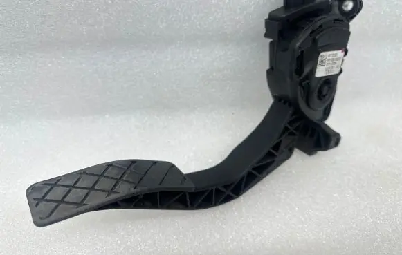 Audi A6 S6 C6 4F Accelerator throttle pedal 8K1723523