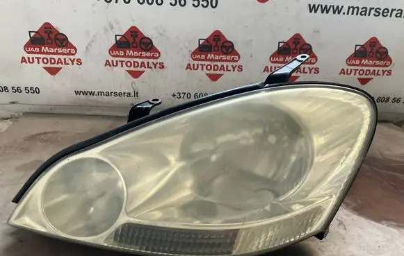Toyota Avensis Verso Headlight/headlamp UPM60GF20
