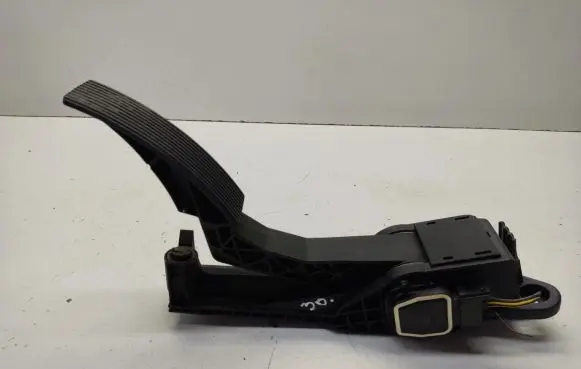 Mercedes-Benz ML W164 Accelerator throttle pedal A1643000004