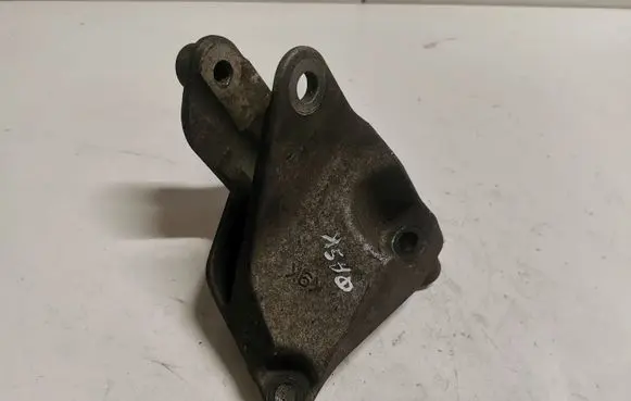 Nissan Qashqai Engine mounting bracket F6043000