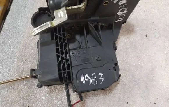 Mercedes-Benz C AMG W203 Front door lock A2037200735 2037200735