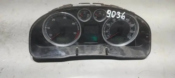 Volkswagen PASSAT B5.5 Speedometer (instrument cluster) 3B0920927A 260303063820 VWZ7Z0C7289972