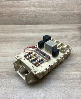 Toyota Previa (XR30, XR40) II Fuse module 8198050030