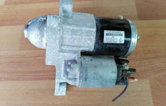 Dacia Sandero Starter motor 233000557R M000TD0372ZE