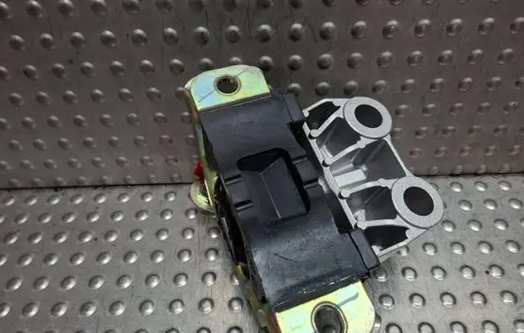 Engine mount vacuum valve