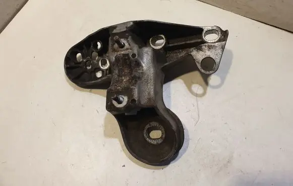 Engine mounting bracket