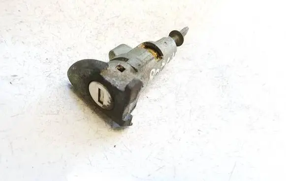 Volkswagen PASSAT B6 Front door lock (next to the handle) 