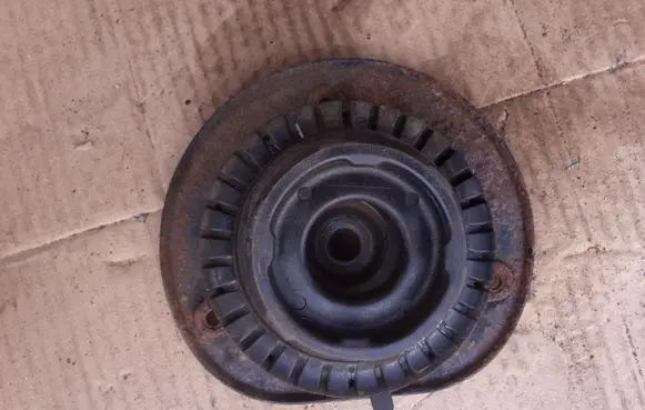 Ford Mondeo MK IV Lower shock absorber bracket 