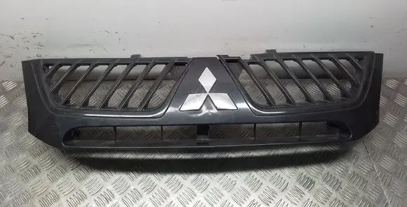 Mitsubishi L200 Front bumper upper radiator grill P4686