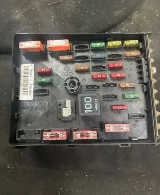 Volkswagen PASSAT B6 Fuse module 3C0937125 63592777