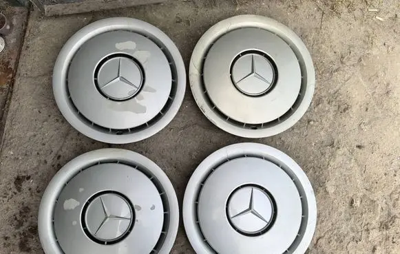 Mercedes-Benz E W124 R15 wheel hub/cap/trim 1244010424