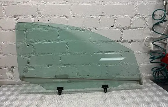 Nissan Qashqai Front door window glass four-door