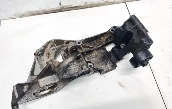Skoda Octavia Mk1 (1U) Engine mounting bracket 038903143