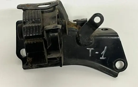 Toyota Avensis T250 Engine mount bracket 898720R010