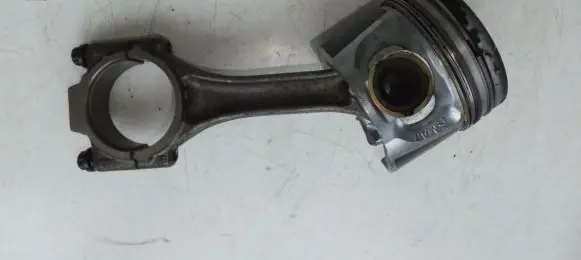 Volkswagen Golf V Piston with connecting rod