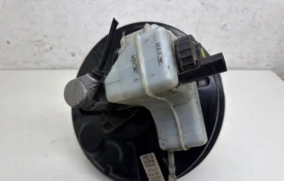 Volkswagen PASSAT B7 Brake booster 3C1614105AP