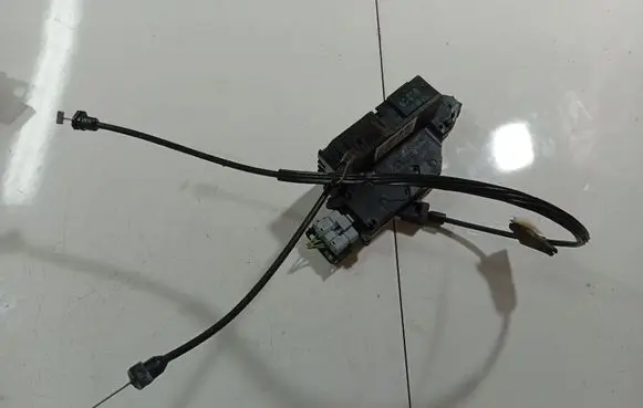 Peugeot 207 Front door lock 24094158