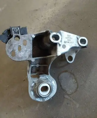 Audi A4 S4 B7 8E 8H Engine mounting bracket 8E0199352F