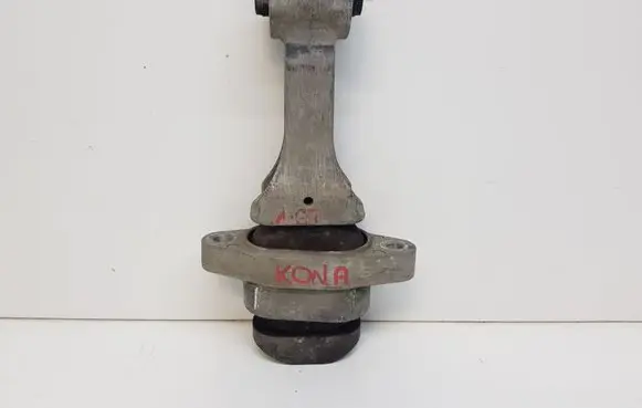 Engine mount vacuum valve