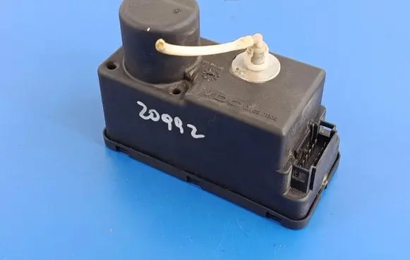 Volkswagen Golf III Central locking vacuum pump 1H0962257G