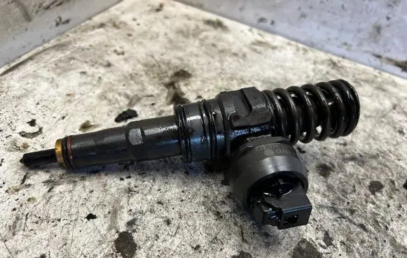 Volkswagen Golf V Fuel injector 038130073BN