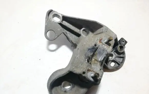 Engine mounting bracket
