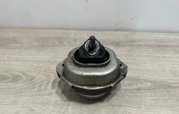Engine mount bracket