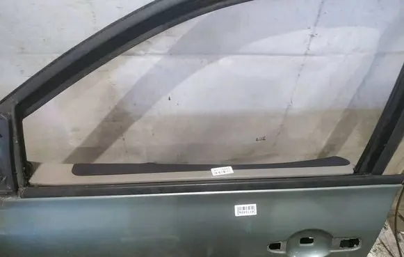 Renault Megane II Front door glass trim molding