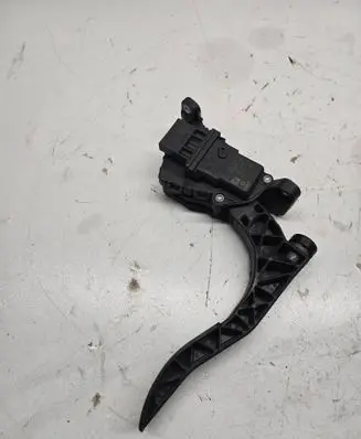 Accelerator throttle pedal