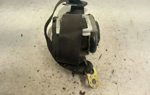 Middle seatbelt (rear)