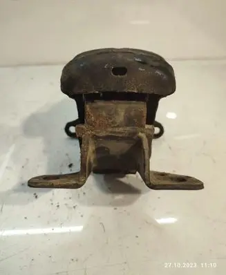 KIA Sorento Engine mount bracket