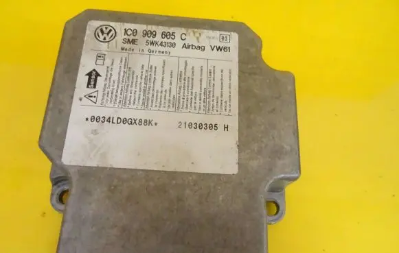 Volkswagen PASSAT B5 Airbag control unit/module 1C0909605C