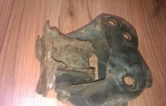 Honda Civic Engine mount bracket