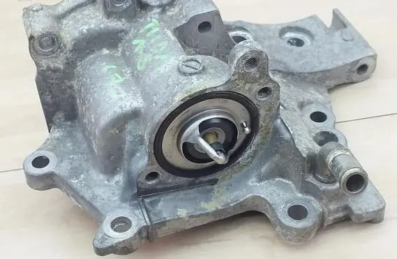 Nissan Tiida C11 Thermostat/thermostat housing 