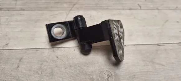 Volkswagen PASSAT B6 Front door upper hinge 