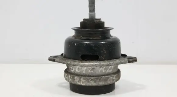 Volkswagen Touareg I Engine mount bracket 7L6199131A