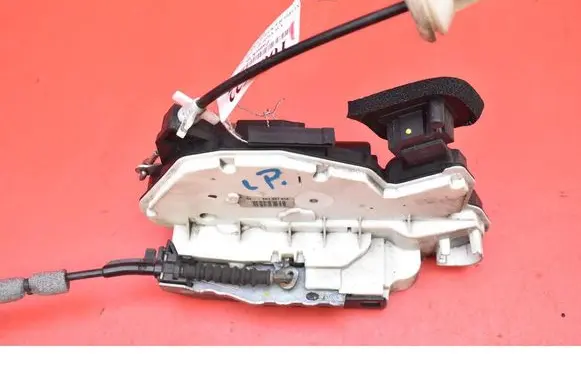 Volkswagen Golf V Front door lock 5K1837015