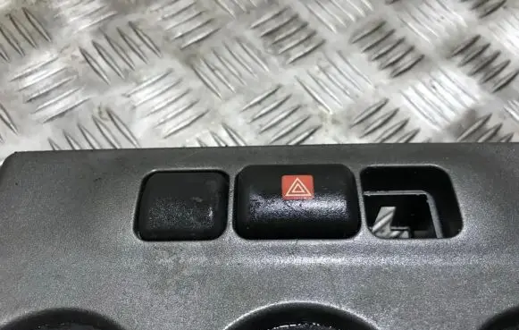 Opel Zafira A Hazard light switch