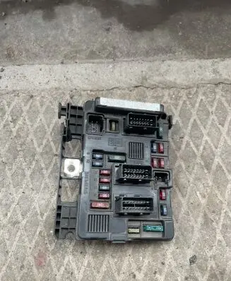Citroen C5 Fuse module 9643498680
