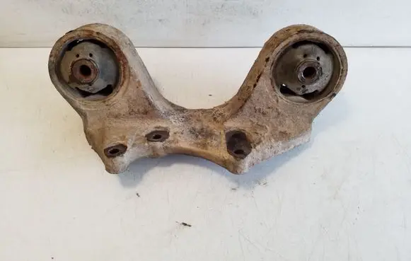 Suzuki Grand Vitara II Rear differential/diff mount bracket 