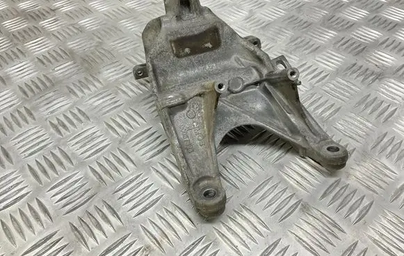 Engine mounting bracket