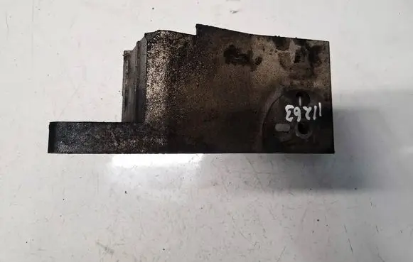 Volvo V70 Engine mounting bracket 