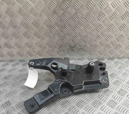 Volvo XC60 Fender mounting bracket 32288929
