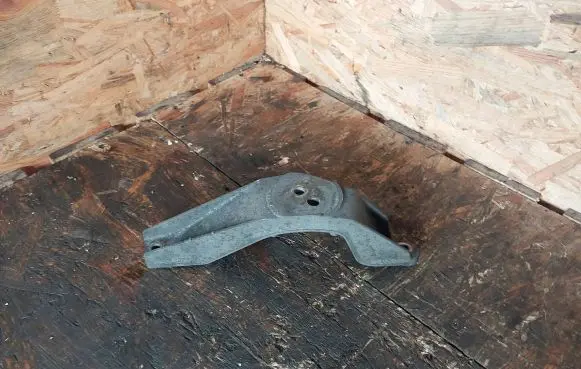 BMW 5 E39 Engine mounting bracket 1096079