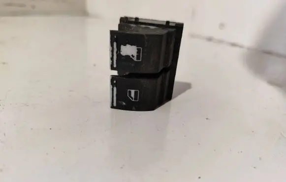 Volkswagen PASSAT B6 Electric window control switch 1k3959857