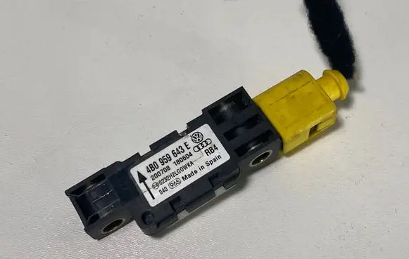 Audi A3 S3 8P Airbag deployment crash/impact sensor 4B0959643E