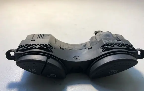 Ford Focus Windscreen/window heater switch 98AG19A945BG
